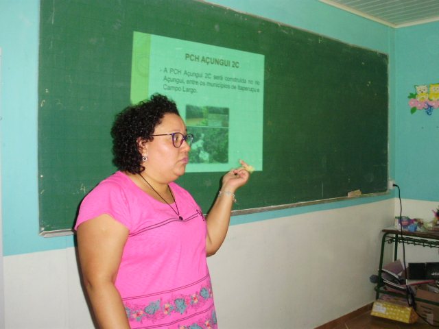 Educadora apresenta o projeto da PCH 2C em sala de aula