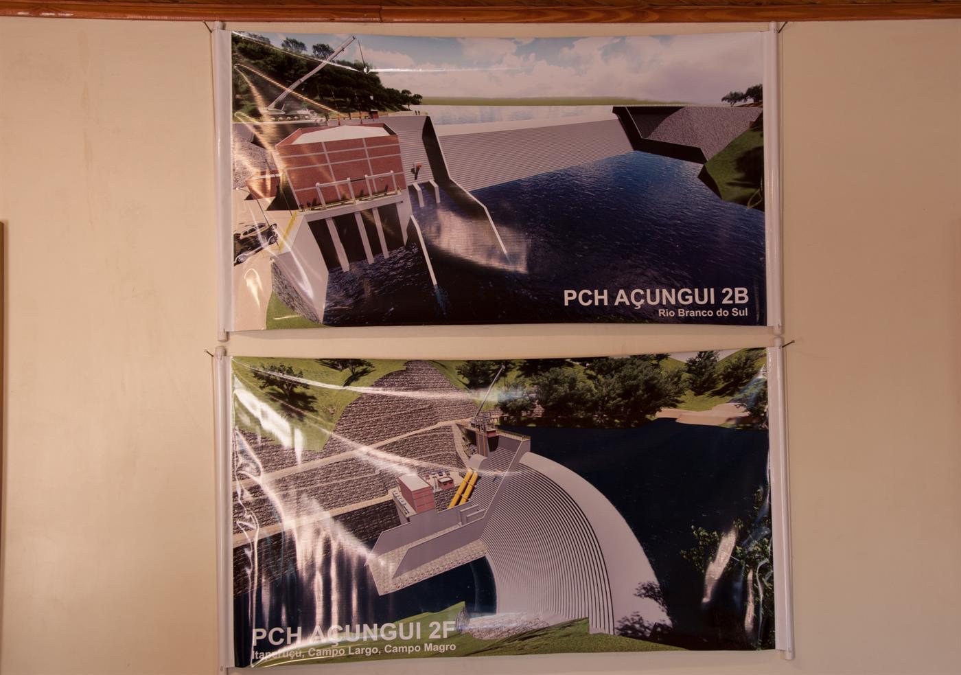 Painéis com as maquetes das PCHs 2B e 2F na parede de um escritório
